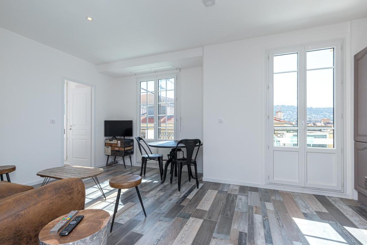 Squared Head-apartment With Terrace In Appartamento Nizza